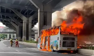 Tài xế bỏ trốn khi xe buýt chở học sinh Thái Lan bốc cháy